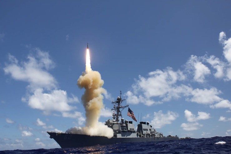 Tàu chiến Mỹ phóng tên lửa SM-3 trong một cuộc diễn tập ở Thái Bình Dương.