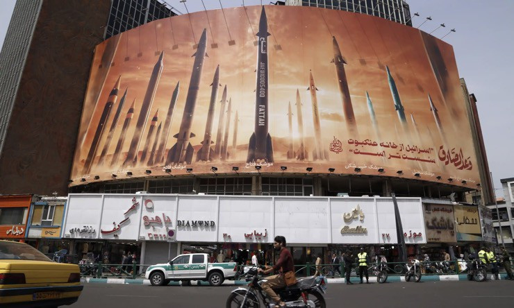 Một tấm áp phích với hình ảnh nhiều loại tên lửa khác nhau được treo tại thủ đô Tehran của Iran.