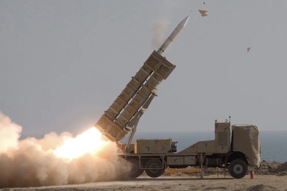  Iran phóng tên lửa trong một cuộc diễn tập quân sự.