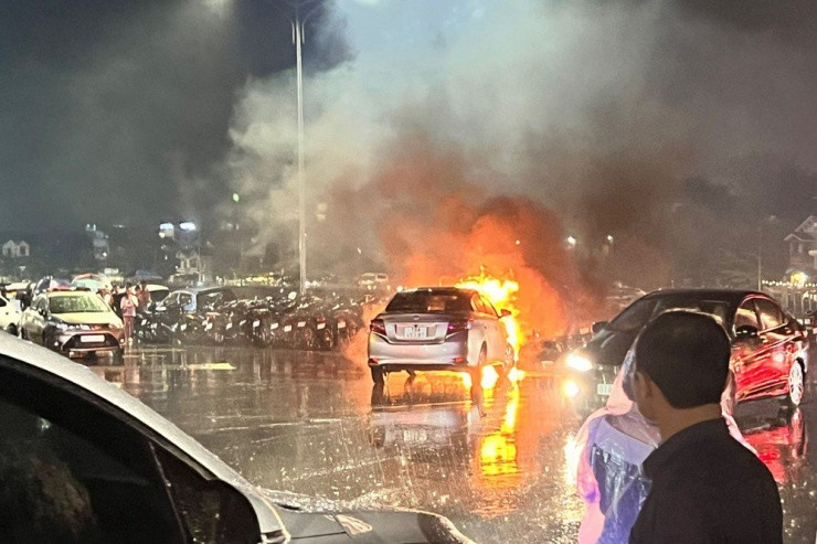 Hiện trường vụ cháy xe ô tô ở Phú Thọ. Ảnh: NP