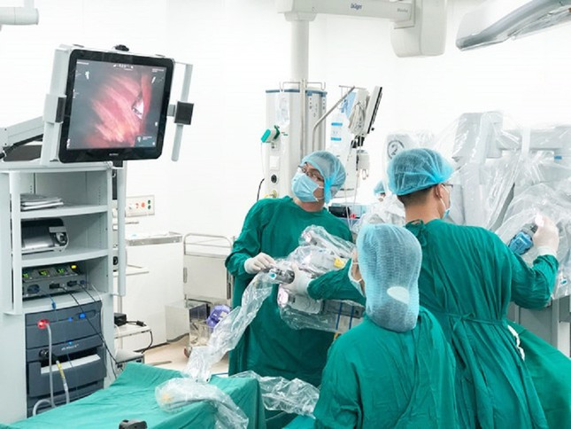 Bệnh viện Chợ Rẫy phẫu thuật robot điều trị thành công ung thư phổi - Ảnh 1.