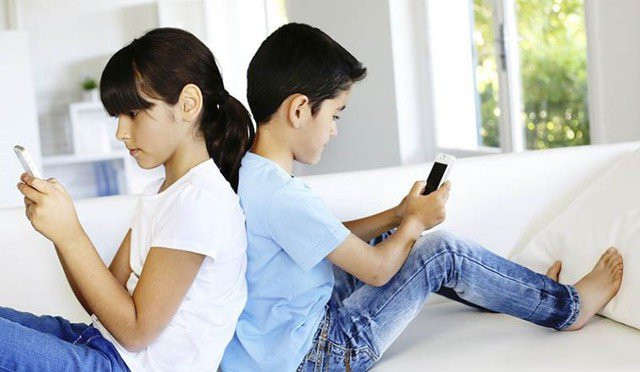 Theo nghiên cứu của ĐH Harvard, những trẻ thích xem điện thoại thông minh có khả năng diễn đạt ngôn ngữ kém hơn so với các em dành thời gian đó để vui chơi ngoài trời. Ảnh minh hoạ