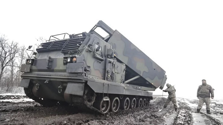Xe phóng M270 do Mỹ cung cấp cho Ukraine.