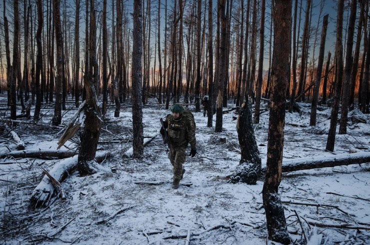 Những người lính nước ngoài tới thay phiên đồng đội tại cứ điểm ở miền đông Ukraine vào lúc rạng sáng. Ảnh: THE NEW YORK TIMES