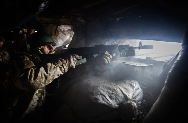 Một người lính tại cứ điểm nã đạn vào lực lượng Nga cách xa khoảng 77 m. Ảnh: THE NEW YORK TIMES