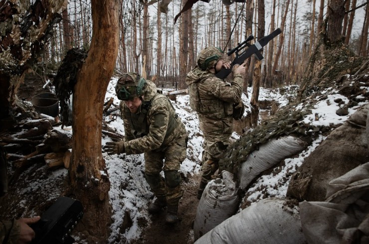 Những người lính của Ukraine ở trong chiến hào và dùng hệ thống gây nhiễu UAV. Ảnh: THE NEW YORK TIMES