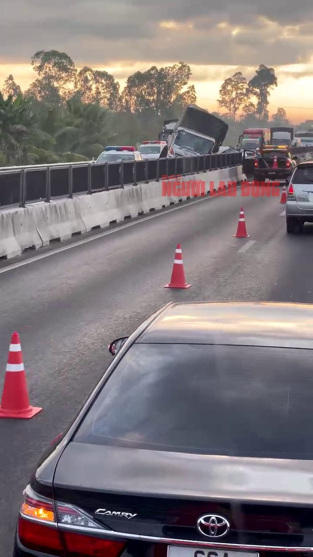 CLIP: Đầu tuần, cao tốc Trung Lương – Mỹ Thuận kẹt xe nghiêm trọng do tai nạn - 2