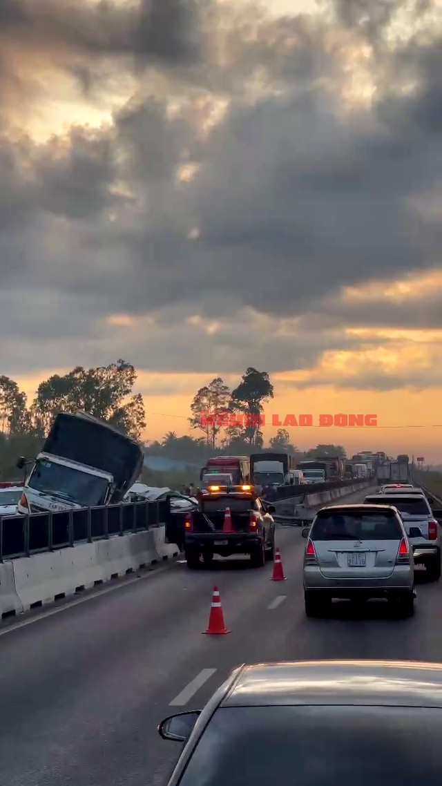 CLIP: Đầu tuần, cao tốc Trung Lương – Mỹ Thuận kẹt xe nghiêm trọng do tai nạn - 3
