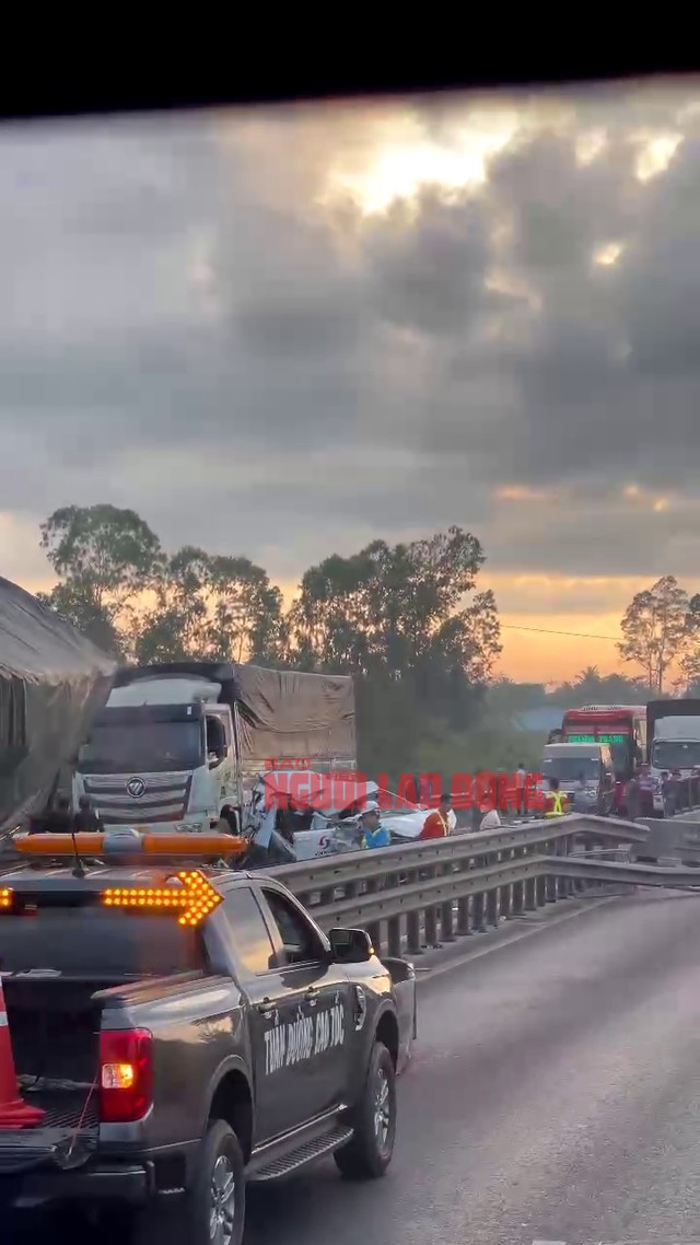 CLIP: Đầu tuần, cao tốc Trung Lương – Mỹ Thuận kẹt xe nghiêm trọng do tai nạn - 4