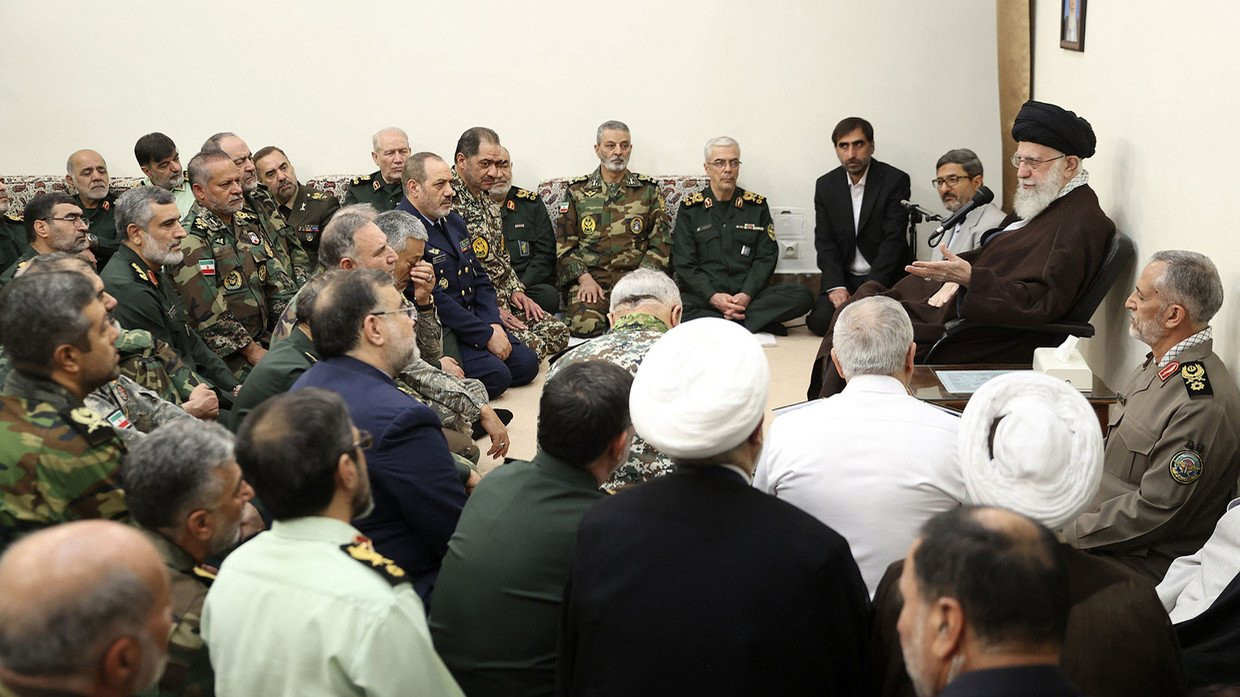 Giáo chủ Iran trò chuyện với các tướng lĩnh quân đội và lực lượng vũ trang vào ngày 21/4/2024.
