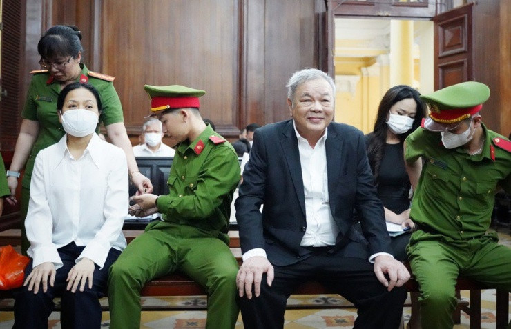 Ông Trần Quí Thanh và hai con gái tại tòa. Ảnh: THUẬN VĂN