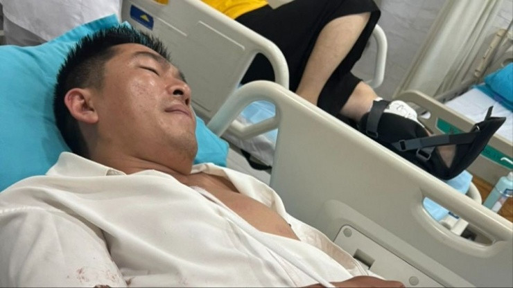 Anh Võ Thành Luân được người nhà đưa đi cấp cứu và điều trị tại Bệnh viện Chấn thương chỉnh hình TP.HCM.
