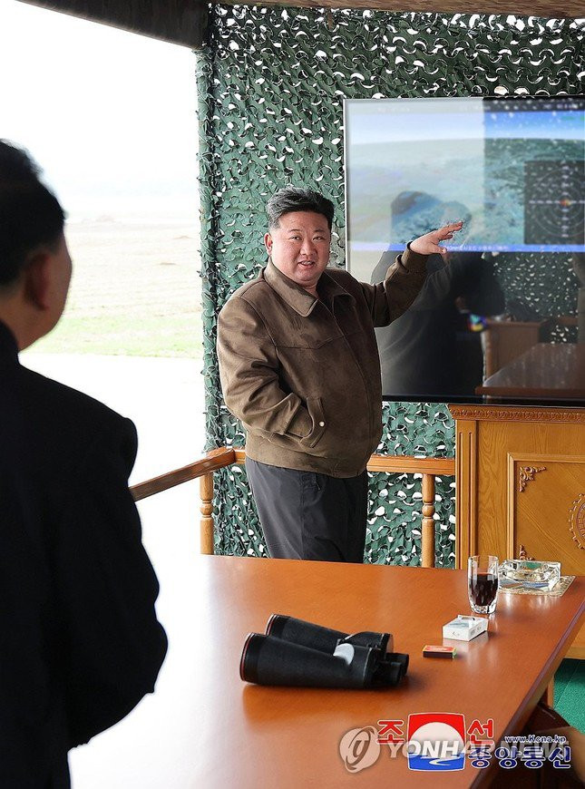 Chủ tịch Triều Tiên giám sát vụ thử rocket phóng loạt - 1