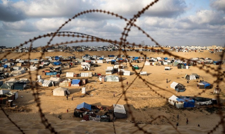 Những khu lều tạm bợ là nơi trú ẩn của người dân Dải Gaza tại Rafah. Ảnh: The Guardian