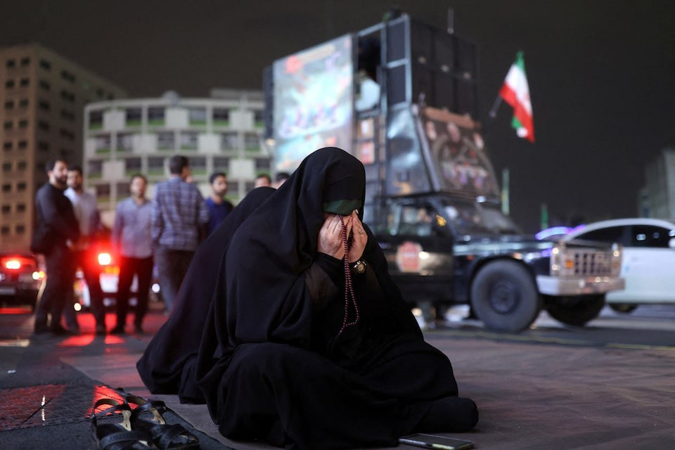 Một người cầu nguyện cho Tổng thống Iran và những người có mặt trên trực thăng. Ảnh: Reuters