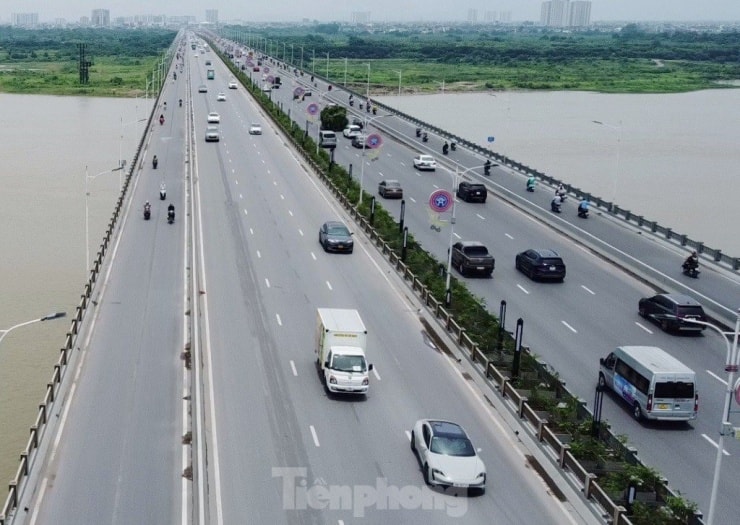 Trái ngược với chiều đối diện, chiều cầu hướng Long Biên - nội thành đang được vệ sinh, thu dọn rác sạch sẽ và mưa không xảy ra ngập.