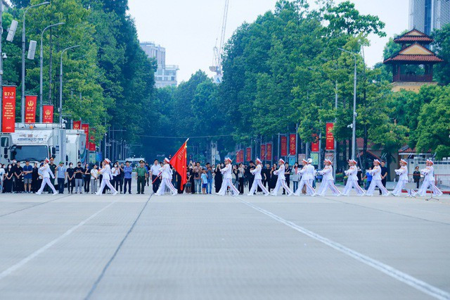 Đội tiêu binh đi qua đường Hùng Vương