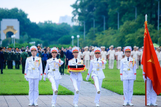 Dải băng tang được đội tiêu binh đưa tới kỳ đài