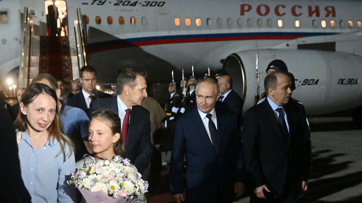 Ông Putin đón các công dân Nga trở về nước sau cuộc trao đổi tù nhân với phương Tây. Ảnh: Sputnik.