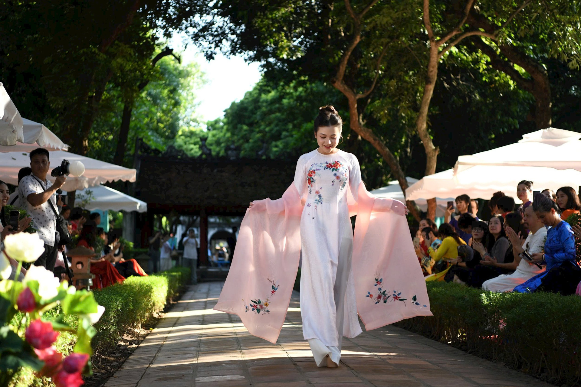 anh-2-trinh-dien-ao-dai-tai-van-mieu(1).jpg