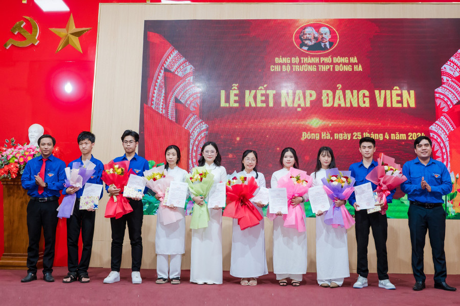 truong-thpt-dong-ha-ket-nap-dang-3.jpg