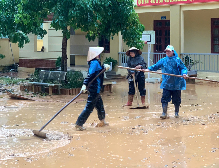 thay co vuot lu vao truong khac phuc hau qua (4).jpg