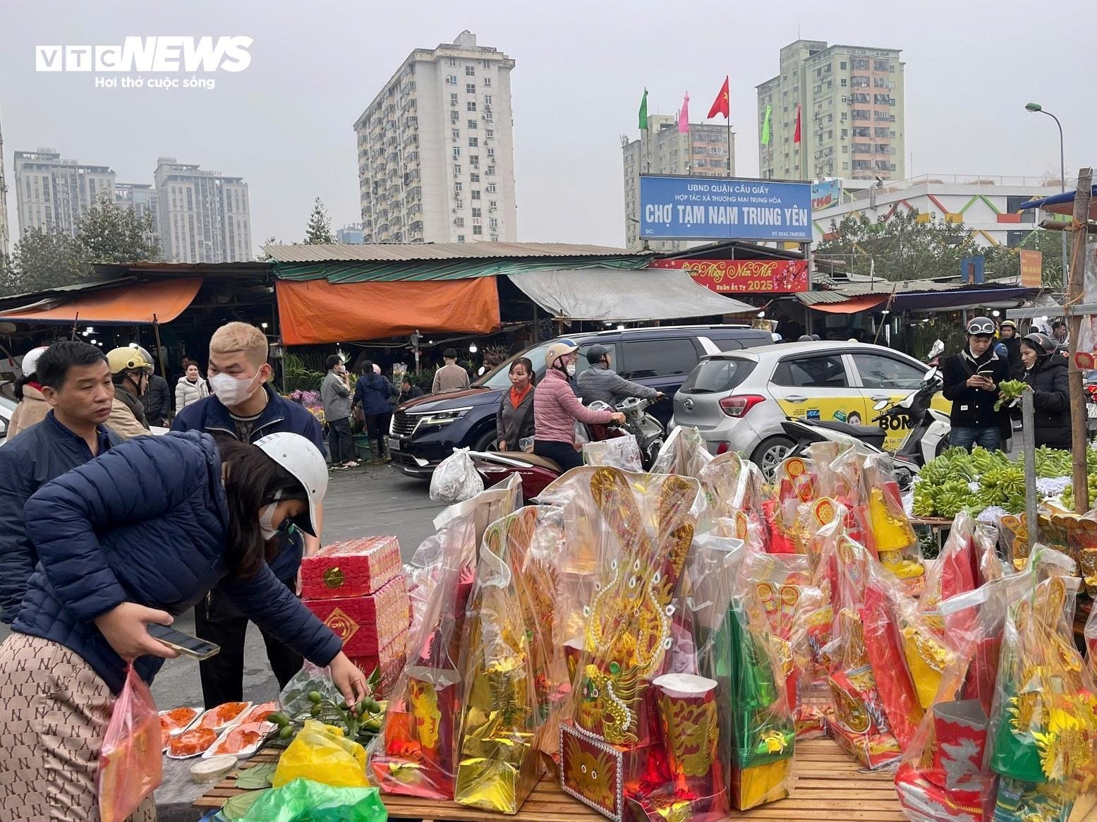 Chợ truyền thống Hà Nội chật kín người dân mua đồ lễ cúng ông Công, ông Táo.