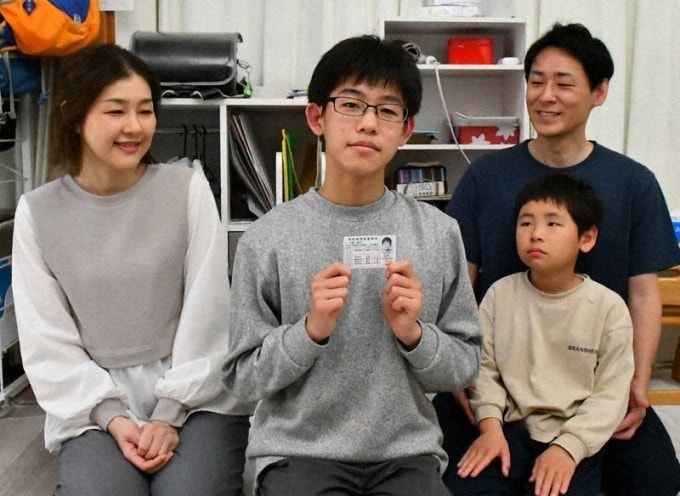 Yoriari (đeo kính) cùng bố mẹ và em trai tại nhà hôm 19/4. Ảnh: The Mainichi