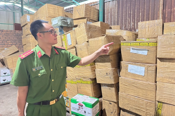 Số hàng lậu bị cảnh sát bắt quả tang. Ảnh: Ngọc Oanh