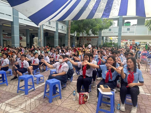 Tuyên dương hơn 500 học sinh gương điển hình thi đua 5 điều Bác Hồ dạy- Ảnh 3.
