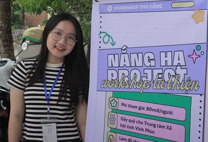 Quỳnh bên standee giới thiệu về workshop Nắng Hạ. Ảnh: Nhân vật cung cấp