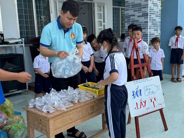 Thầy giáo trẻ có 4 sáng kiến đem lại nhiều lợi ích - Ảnh 2.