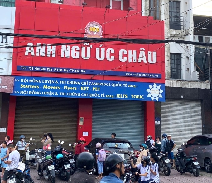 Phụ huynh, học sinh tụ tập trước trung tâm AIES đường Kha Vạn Cân, TP Thủ Đức, chiều 15/5. Ảnh: Phụ huynh cung cấp