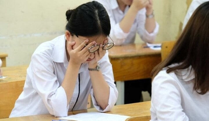 Đồng hành cùng con trong kỳ thi vào lớp 10 công lập, nhiều phụ huynh tại Hà Nội thừa nhận, họ áp lực hơn cả thí sinh. (Ảnh minh hoạ)