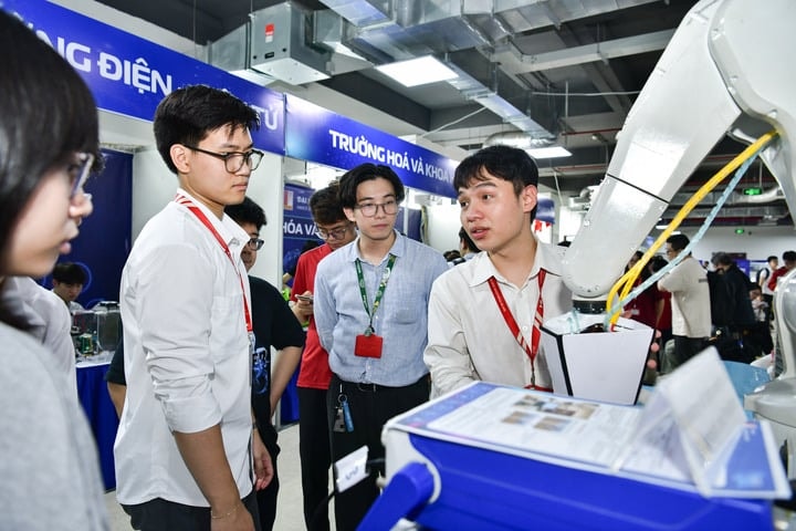 Cựu sinh viên ĐH Bách khoa khuyên bạn trẻ đừng quá khiêm tốn, hãy học cách 'nổ' - 4