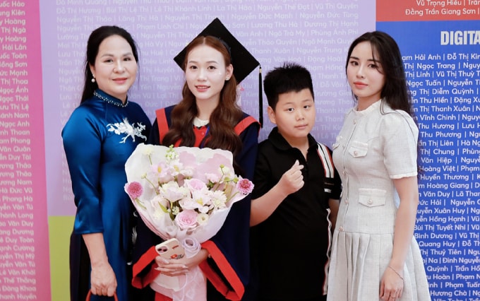 Gia đình đến chia vui cùng An trong lễ tốt nghiệp hôm 14/5 ở Hà Nội. Ảnh: Nhân vật cung cấp