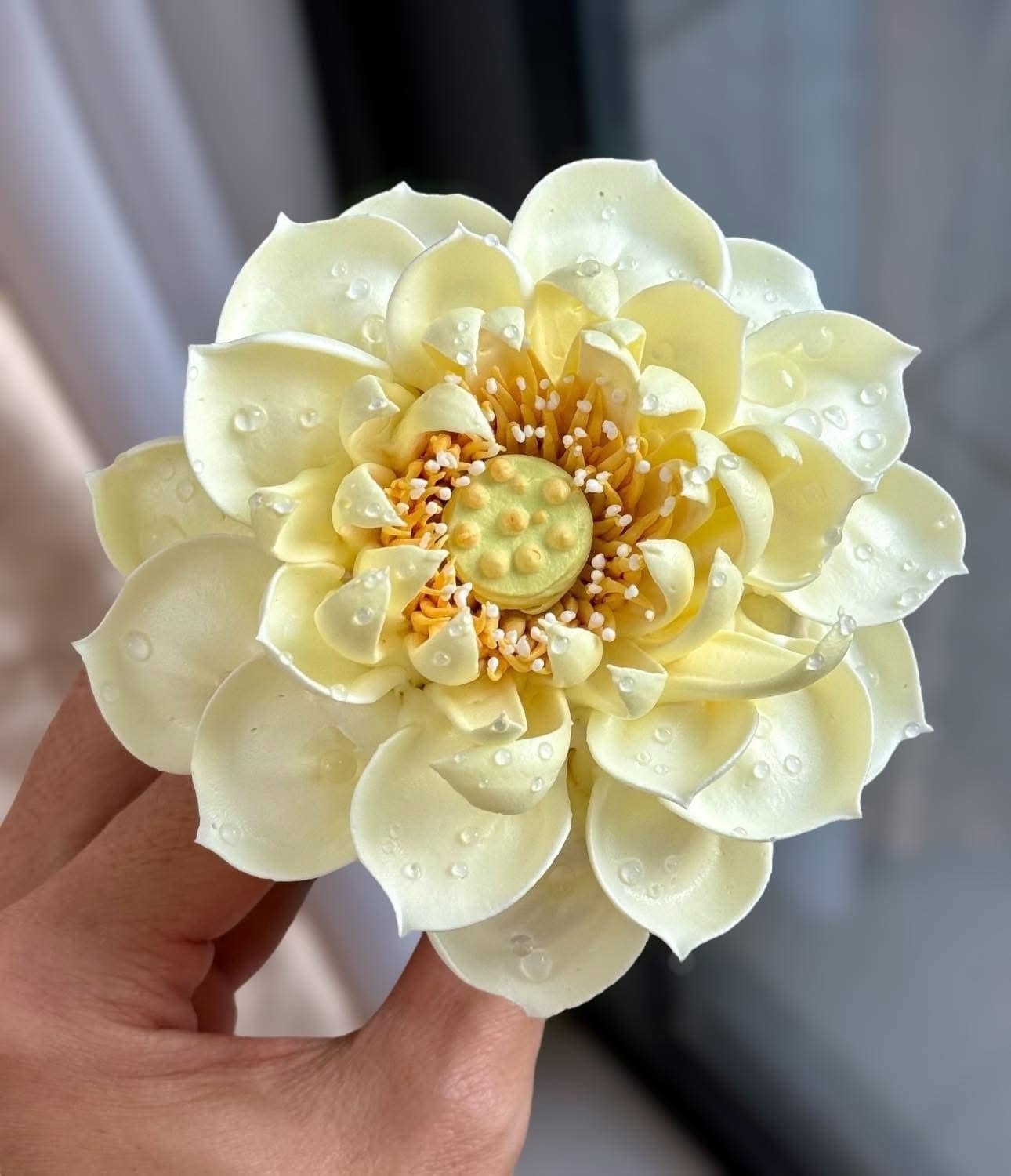 Chàng trai TP.HCM làm hoa bằng kem 'thật còn hơn cả hoa thật' - 4