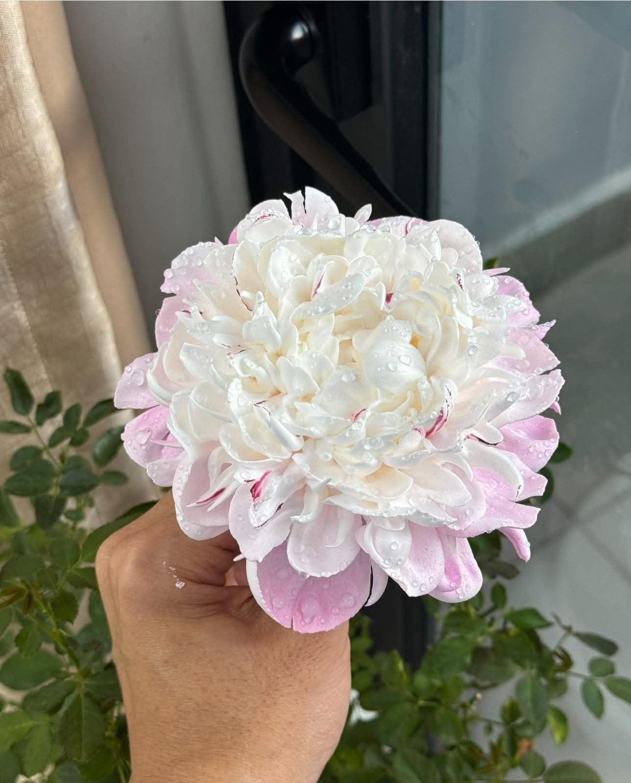 Chàng trai TP.HCM làm hoa bằng kem 'thật còn hơn cả hoa thật' - 1