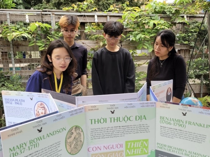 Hạnh An giới thiệu về văn học Bắc Mỹ thời hiện đại trong một sự kiện, tháng 3/2024. Ảnh: Nhân vật cung cấp