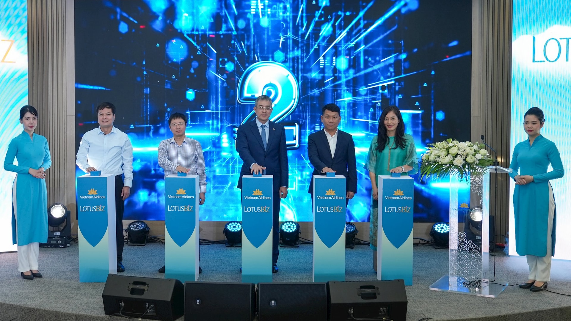 1.-ong-nguyen-quoc-hung-cuc-truong-cuc-quan-tri-vpcp-ong-nguyen-cao-cuong-pho-tong-gd-tong-cong-ty-cang-hang-khong-viet-nam-ong-dang-ngoc-hoa-chu-tich-hdqt-vna-chuc-mung-ra-mat.jpg