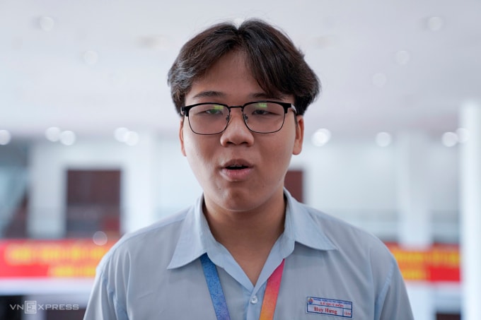 Huy Hưng, học sinh lớp 12A4, Trường THPT chuyên Lê Quý Đôn, kể về quá trình nghiên cứu robot hỗ trợ trẻ em yếu thế. Ảnh: Nguyễn Đông