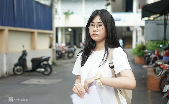 Thí sinh dự thi vào lớp 10 trường Phổ thông Năng khiếu, sáng 24/5. Ảnh: Lệ Nguyễn