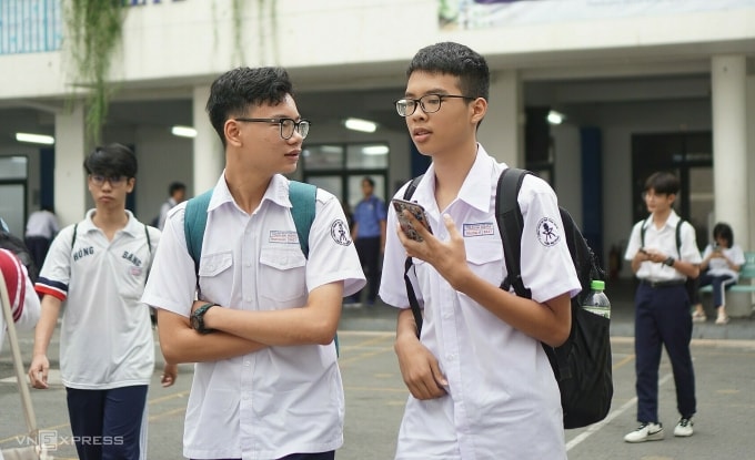 Thí sinh trao đổi sau khi kết thúc giờ làm bài buổi sáng 24/5 tại trường Phổ thông Năng khiếu. Ảnh: Lệ Nguyễn