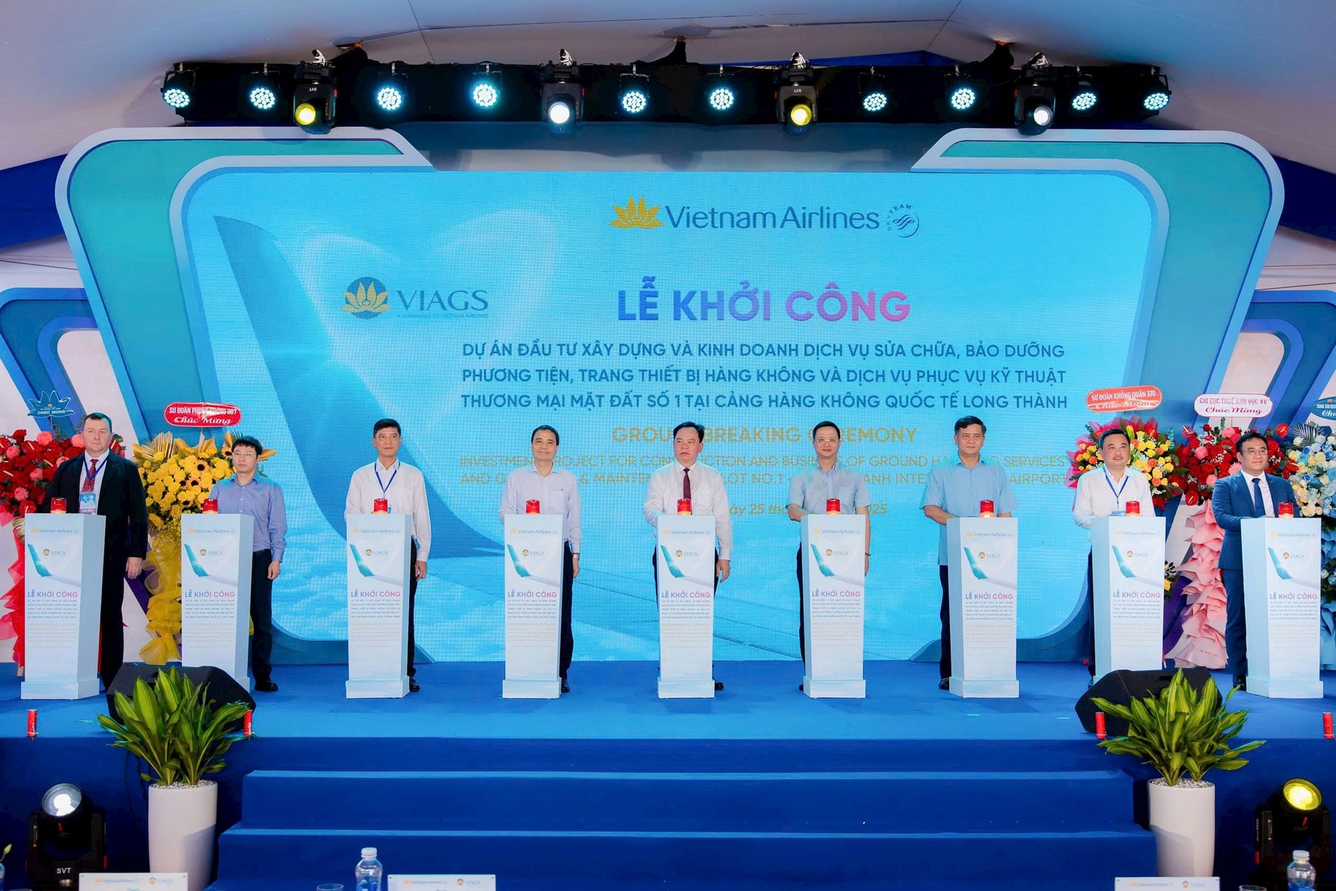cac-dai-bieu-thuc-hien-nghi-thuc-khoi-cong-du-an-dau-tien-trong-he-sinh-thai-dich-vu-hang-khong-cua-vietnam-airlines-tai-cang-hang-khong-quoc-te-long-thanh.jpg