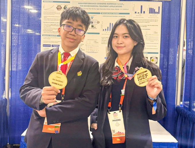 Hà Phương và Đức Thái sau khi giành giải nhì ISEF 2025. Ảnh: Nhân vật cung cấp