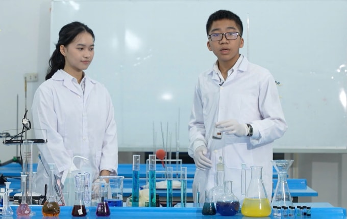 Hai học sinh tại phòng thí nghiệm trong quá tình nghiên cứu dự án. Ảnh: Nhân vật cung cấp