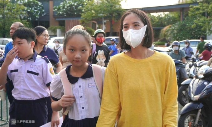 Phụ huynh đưa con tham gia khảo sát vào lớp 6 tại TP Thủ Đức, ngày 24/5. Ảnh: Như Quỳnh