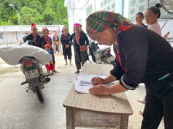 Phụ huynh ký nhận gạo bán trú ở trường Tiểu học Nậm Chà, ngày 26/5. Ảnh: Thầy Phạm Quốc Bảo