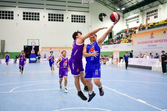 Gia Toàn (số 11) lên rổ trong trận Nguyễn Trãi - Ba Đình gặp THPT chuyên Lê Hồng Phong tại giải bóng rổ trẻ VnExpress - Cup Ziaja 2025, ở nhà thi đấu quận 6, TP HCM hôm 30/5. Ảnh: VYBC