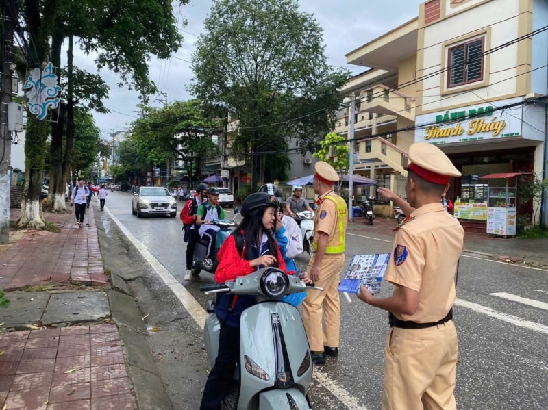 Hai học sinh được CSGT đưa tới điểm thi đúng giờ -0